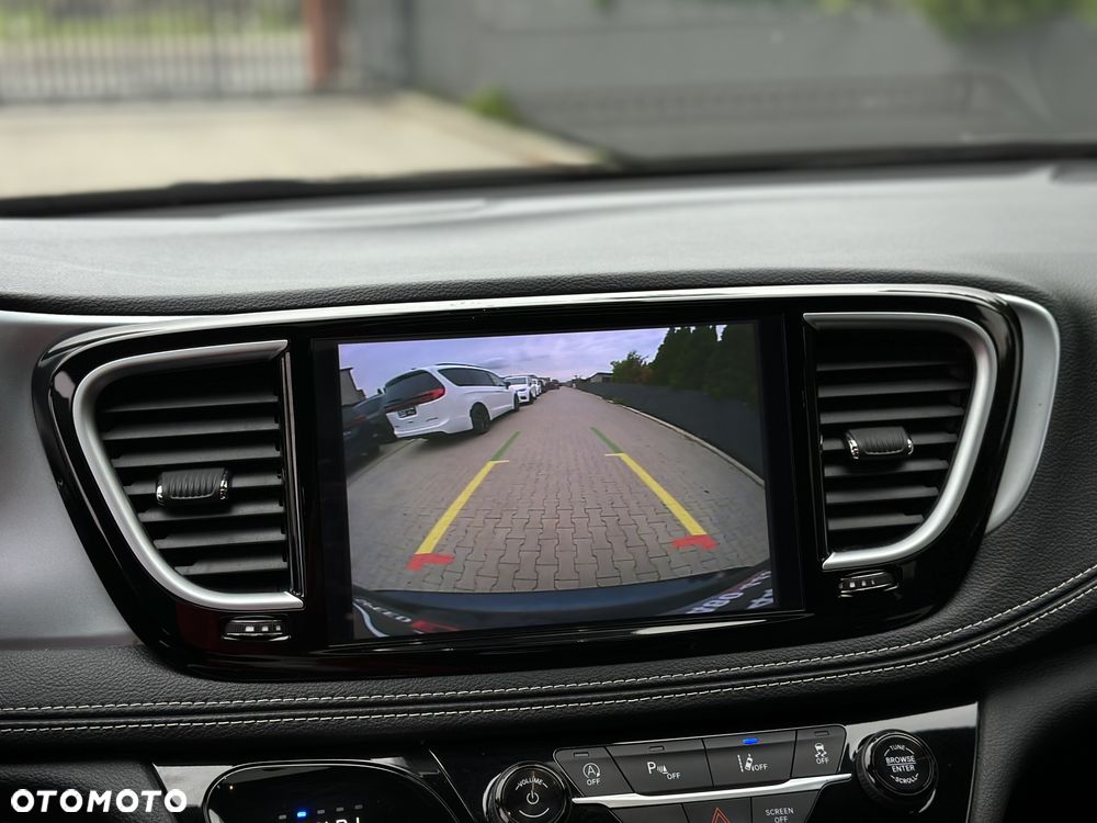 Chrysler Pacifica - 17
