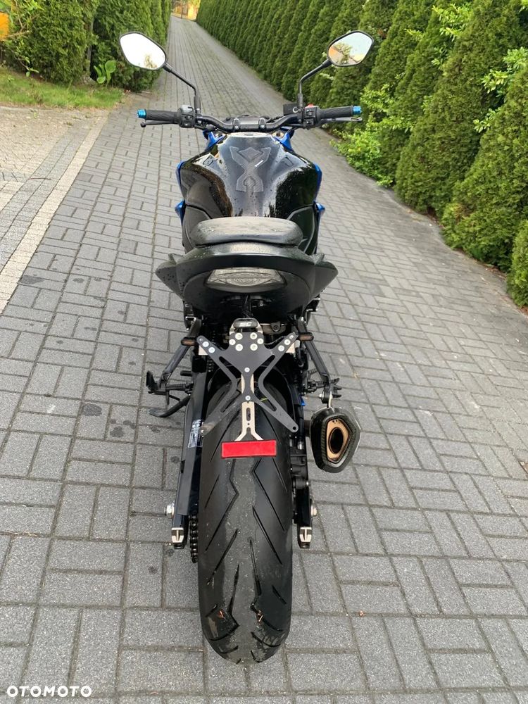 Suzuki GSR - 8