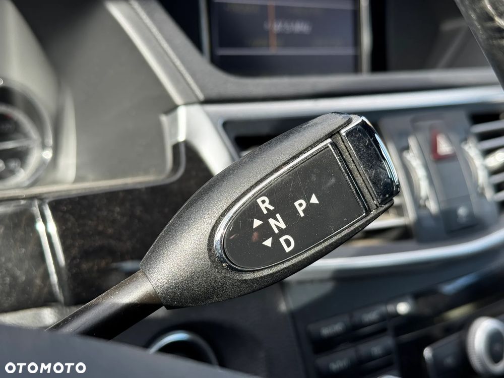 Mercedes-Benz Klasa E 300 T CDI DPF BlueEFFICIENCY 7G-TRONIC Avantgarde - 22