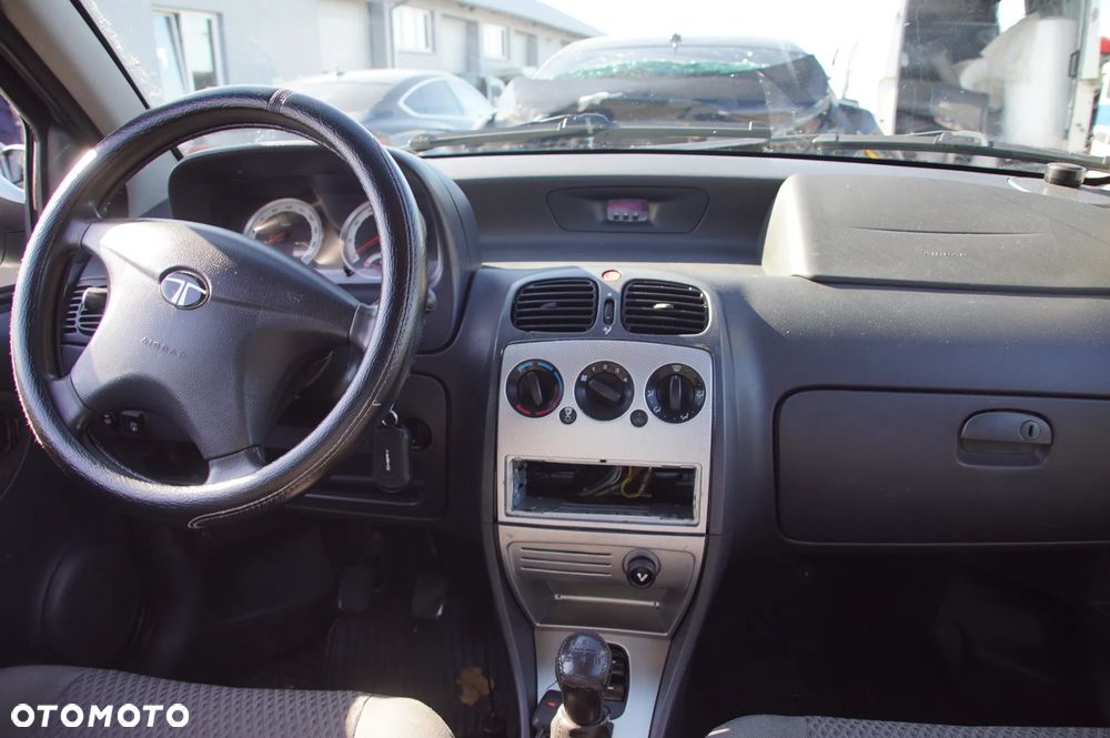 Auto na części - Tata Indica 1.4 MPI 85 KM 475 Si 26902610 TAT736 2009R Silnik Skrzynia Drzwi Błotnik Zderzak Maska Klapa Lampa Lusterko Deska Kokpit Sterownik Moduł Czujnik Licznik Kierownica - 16