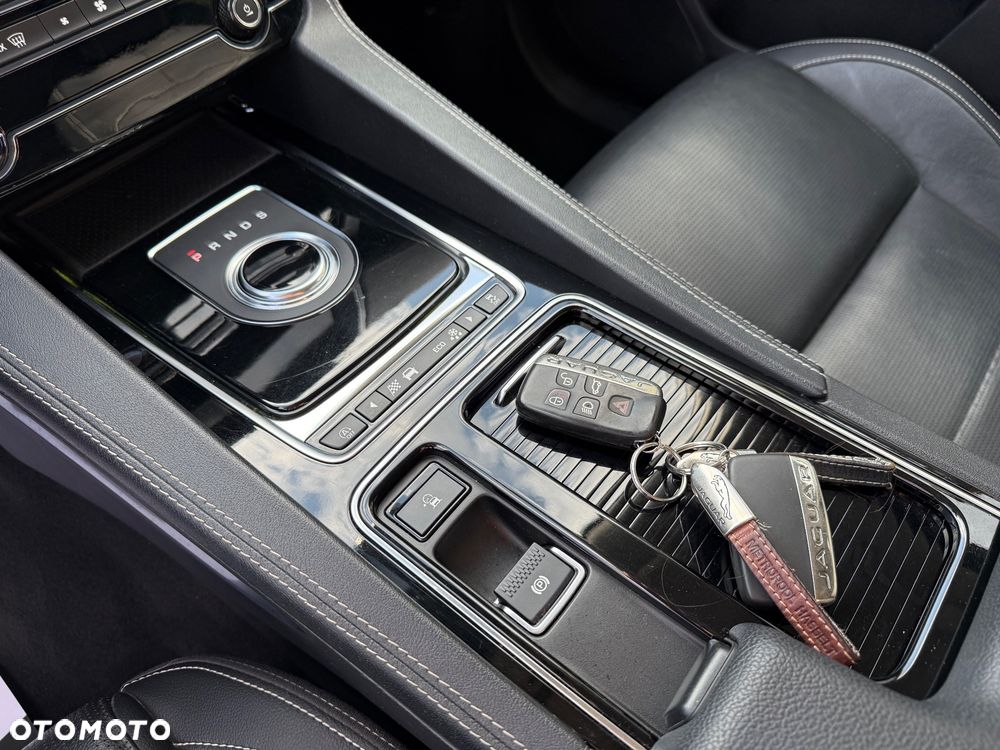 Jaguar F-Pace 20d AWD R-Sport - 18