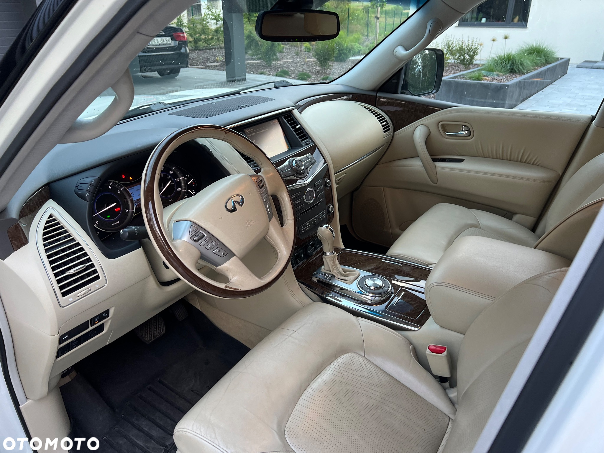Infiniti QX80 - 10