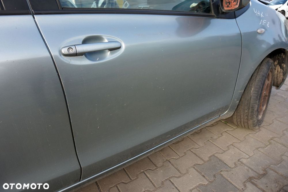 DRZWI PRZEDNIE PRAWE YARIS II 5D HB 1F8  SZARY TOYOTA 2005-2009 - 2