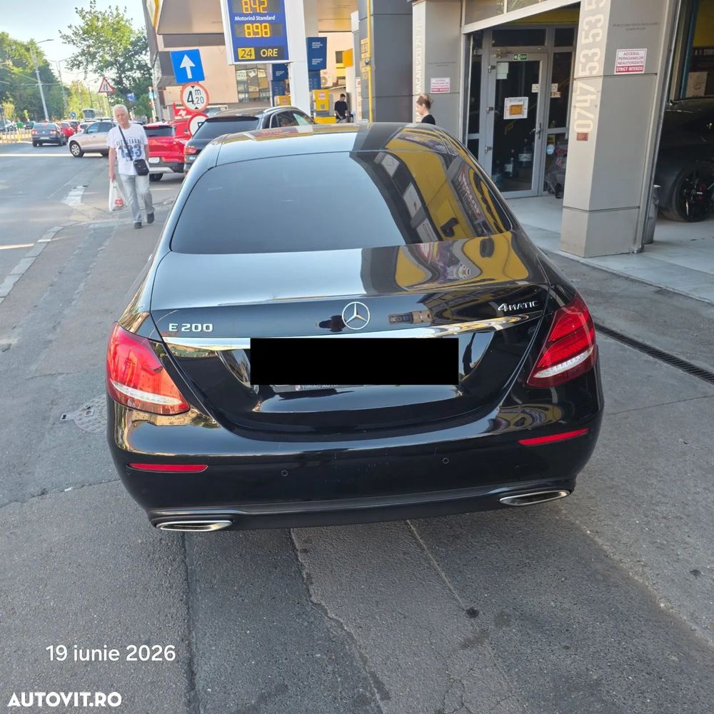 Mercedes-Benz E 200 4MATIC Aut. - 4