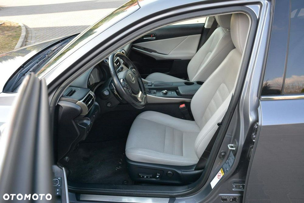 Lexus IS Luxury Line - 20