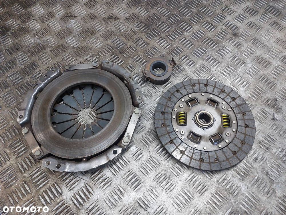 SPRZĘGŁO TARCZA + DOCISK + ŁOŻYSKO OPOROWE TOYOTA YARIS I 1.4 D4D - 5