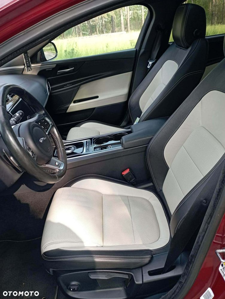 Jaguar XE 20d AWD R-Sport - 5