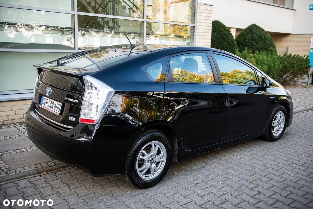 Toyota Prius (Hybrid) Executive - 13