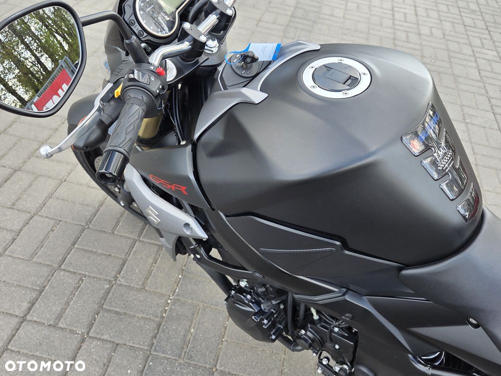 Suzuki GSR - 38