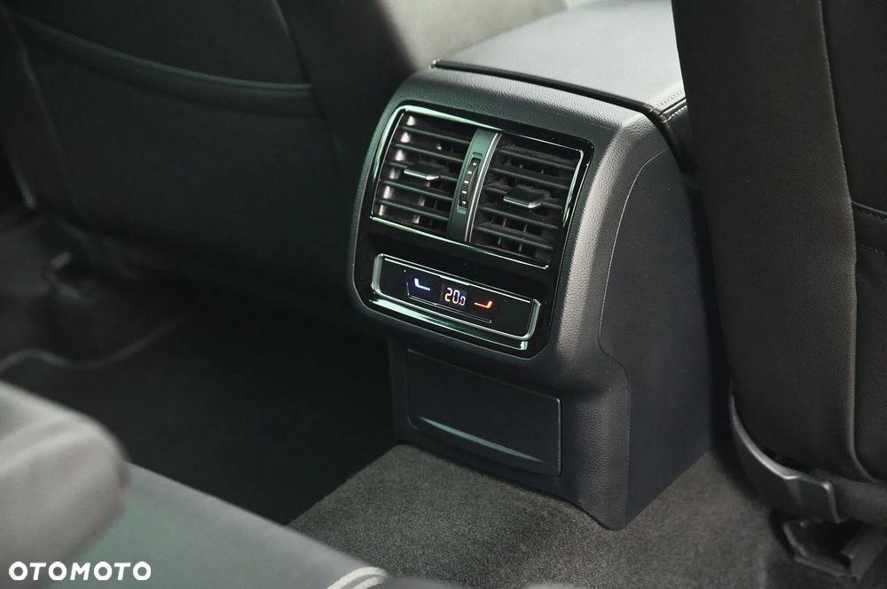 Volkswagen Passat Variant 2.0 TDI SCR DSG R-Line - 26