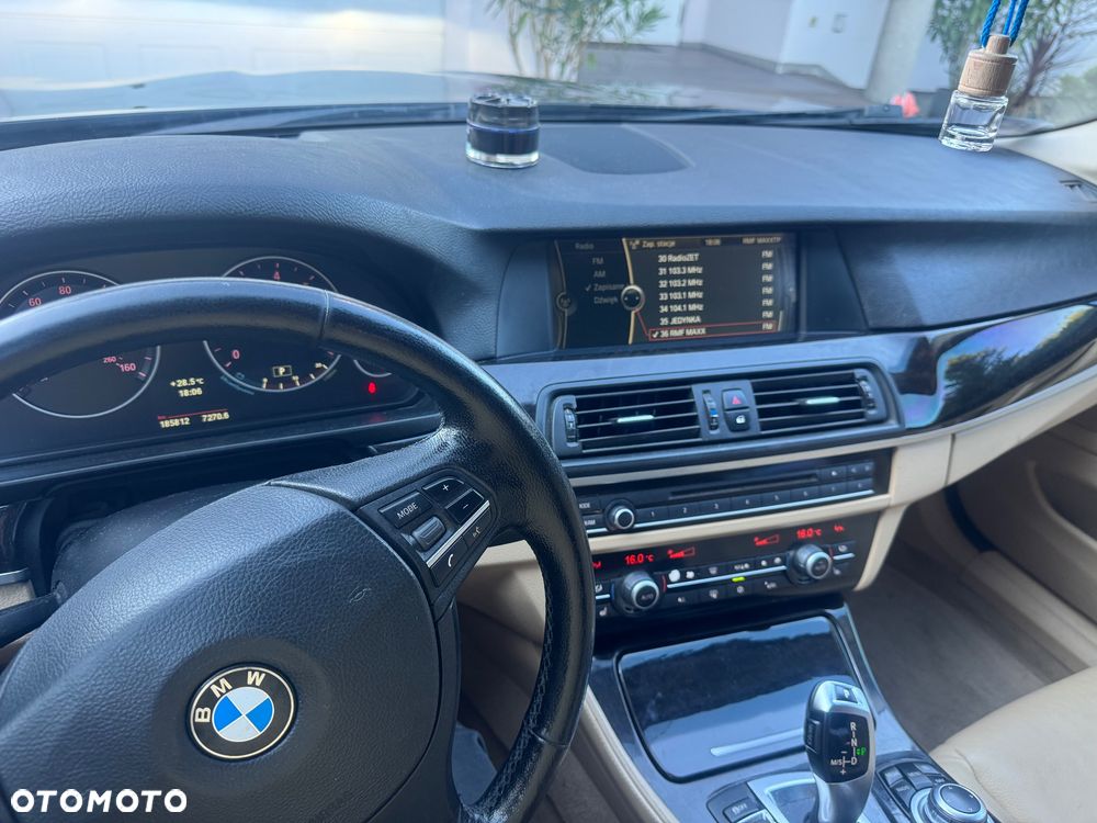 BMW Seria 5 528i xDrive - 28