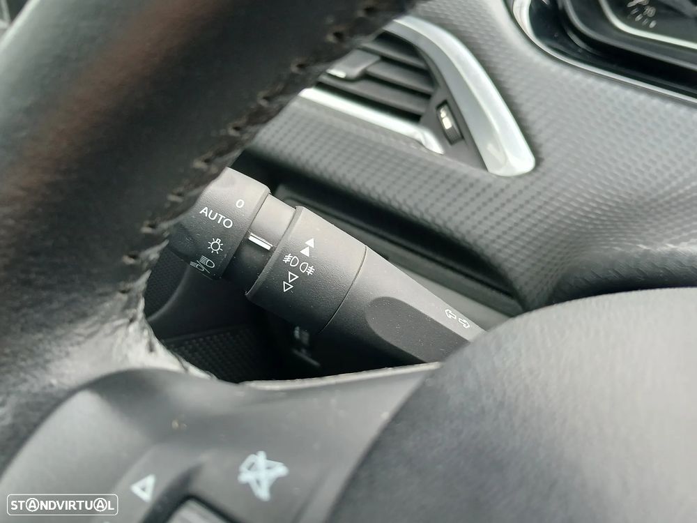 Peugeot 2008 1.5 BlueHDi Style - 25