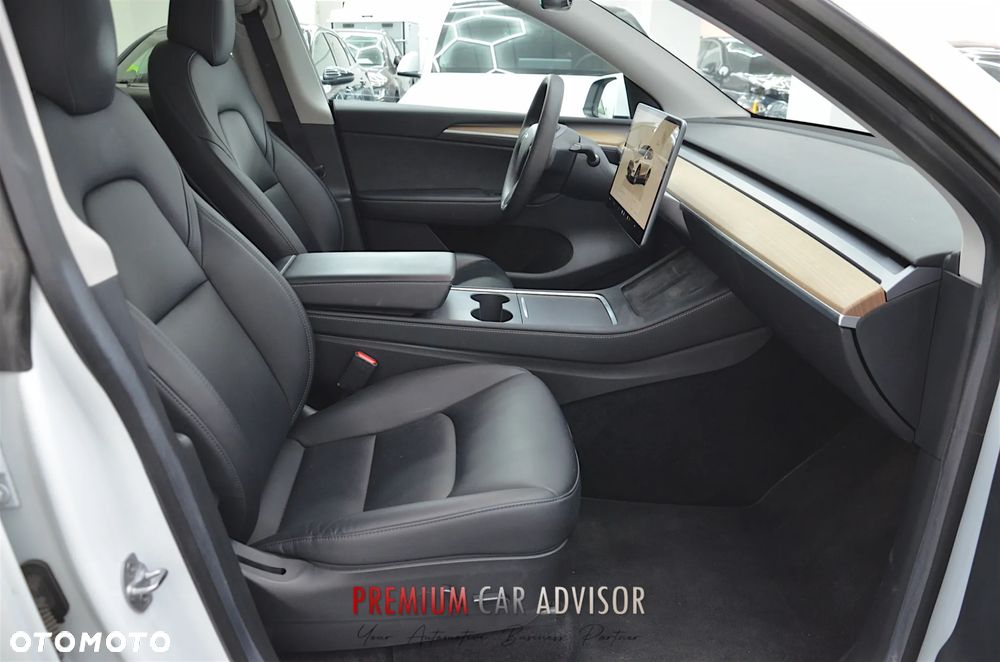 Tesla Model Y Long Range AWD - 12