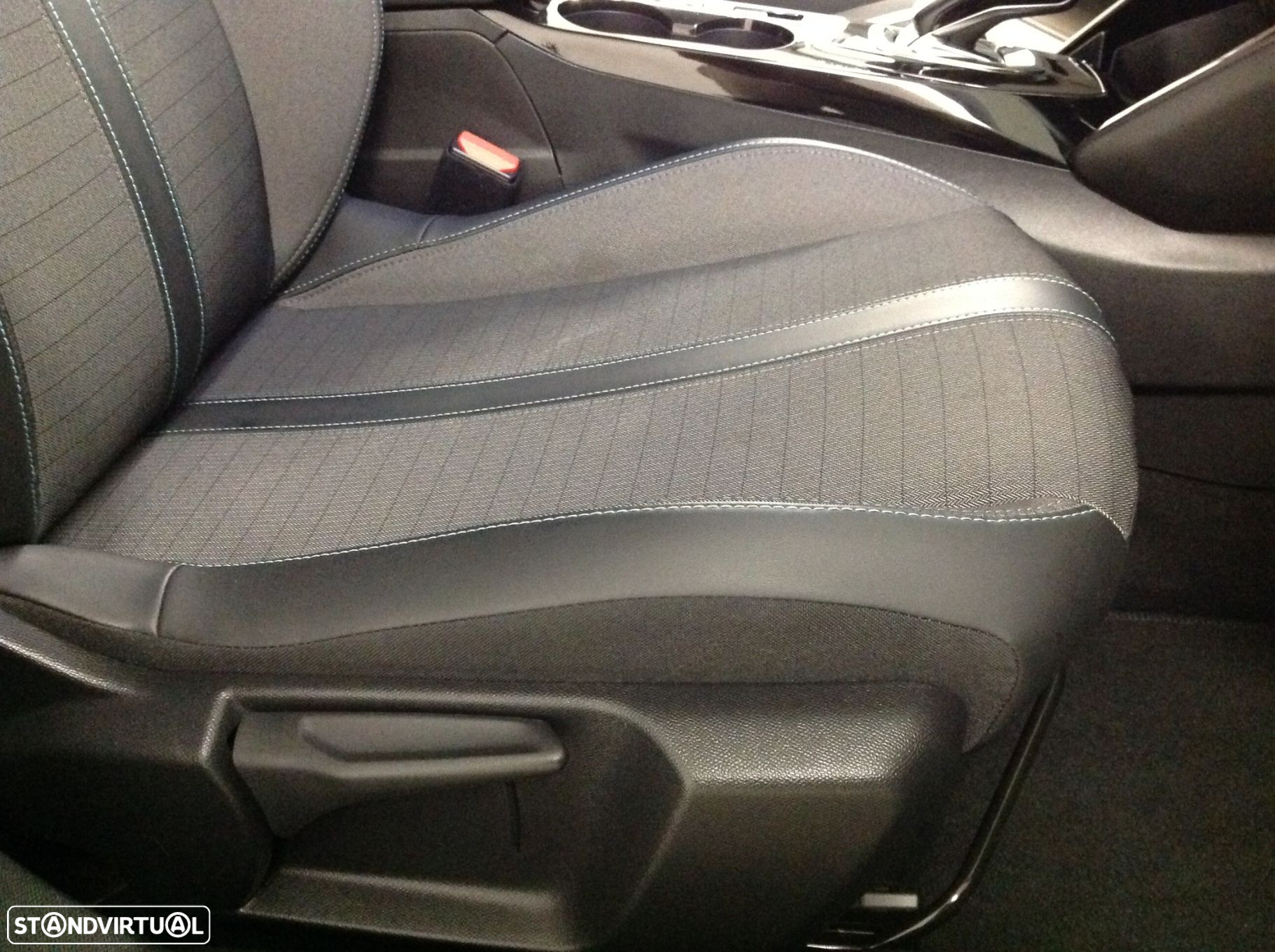 Peugeot 2008 1.2 PureTech Allure EAT8 - 40
