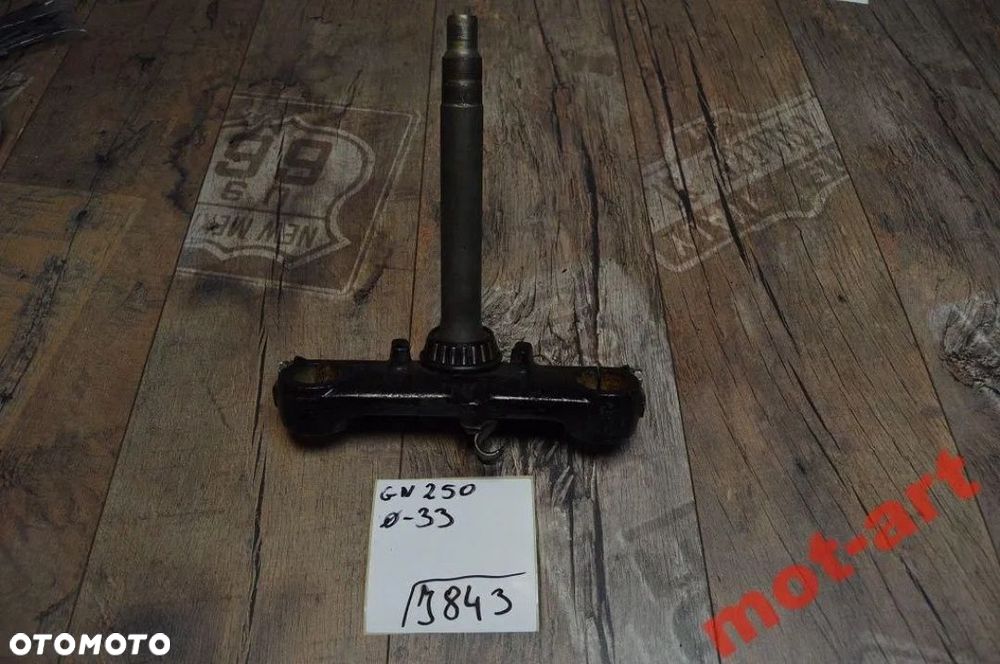 PÓŁKA DOLNA SZTYCA SUZUKI GN250 - 1