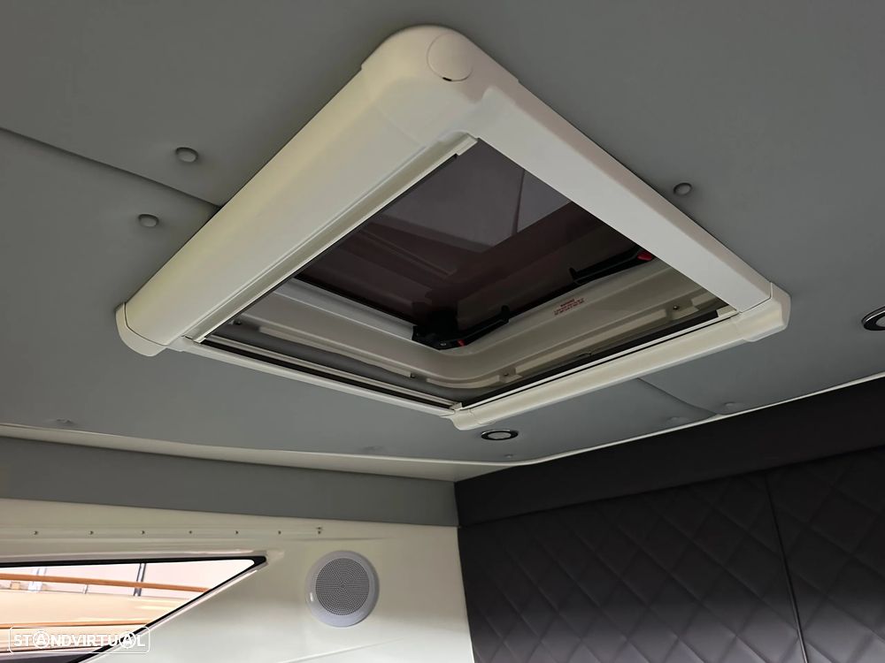 Quicksilver Activ 875 Sundeck - 46