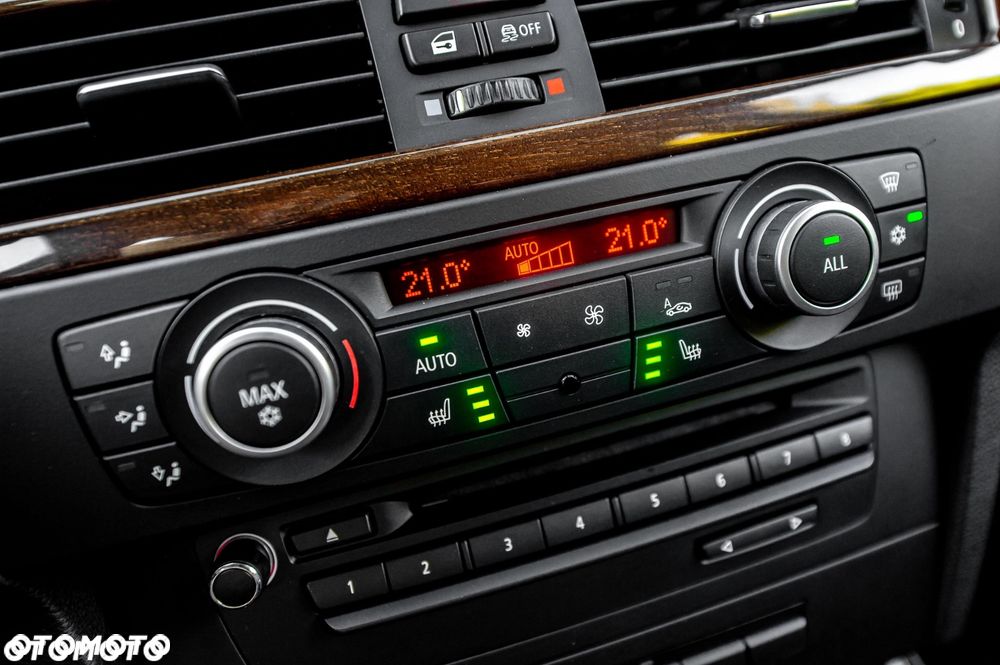BMW Seria 3 325i xDrive Edition Exclusive - 28
