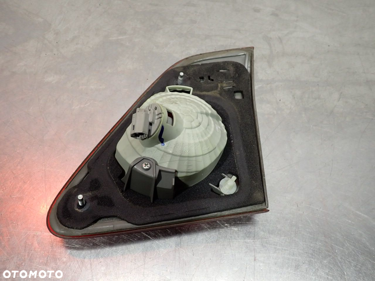 LAMPA LEWA TYLNA W KLAPIE TOYOTA COROLLA E15 - 5
