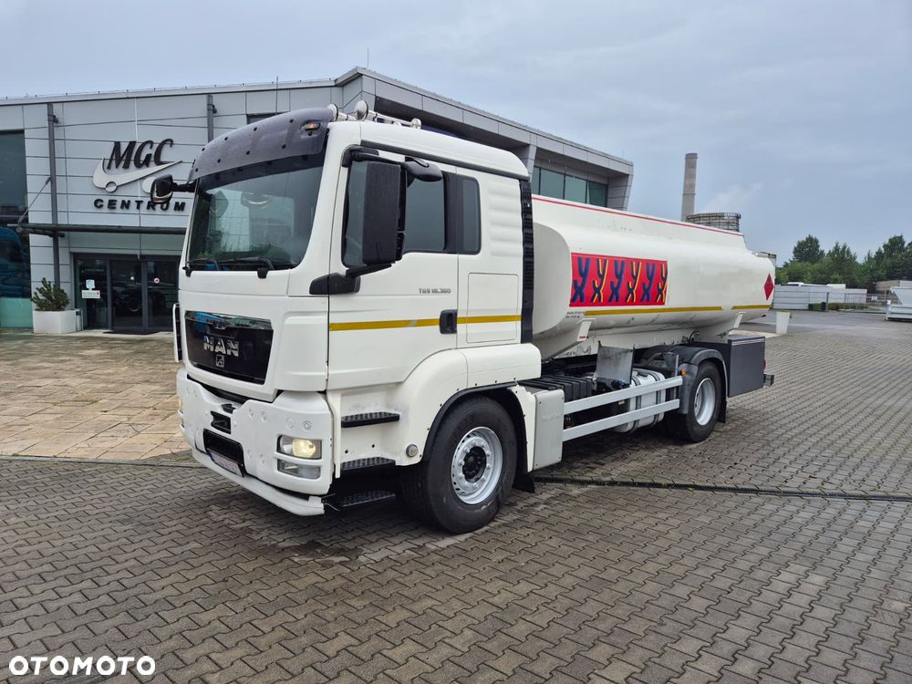 MAN TGS 18.360 / CYSTERNA / PALIWA + OLEJE / ADR / EURO 5 / 11M3 / 3 KOMORY / KABINA SYPIALNIANA / 1WŁ - 2
