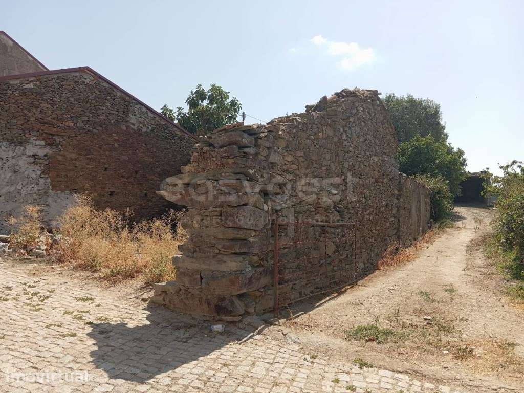 Ruínas para reconstruir no centro de Castelo Branco, Mogadouro - Grande imagem: 5/13