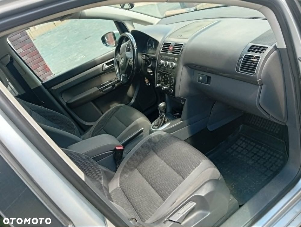 Volkswagen Touran 1.4 TSI Trendline DSG - 2