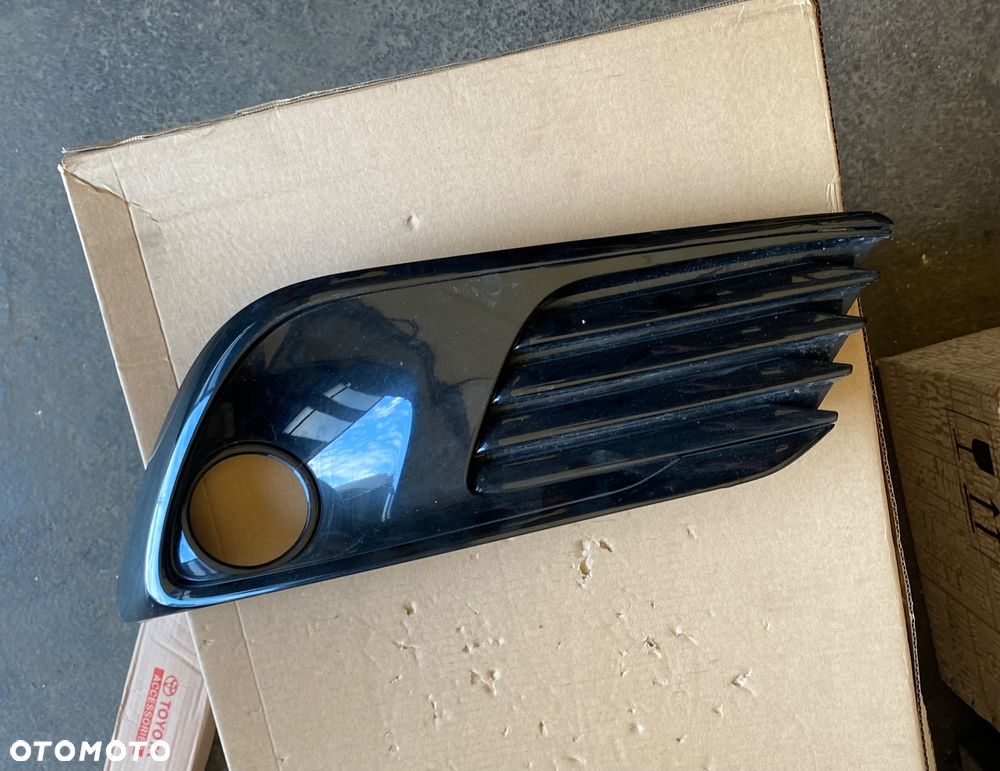 TOYOTA AURIS 2 II E180 E18 ORYGINALNA !  PRAWA KRATKA ZAŚLEPKA RAMKA OSŁONA OBUDOWA HALOGENU NA HALOGEN kratka zderzaka przedniego w zderzak przedni prawy przód 81481-02580 81481-02600 52030-02210 - 1