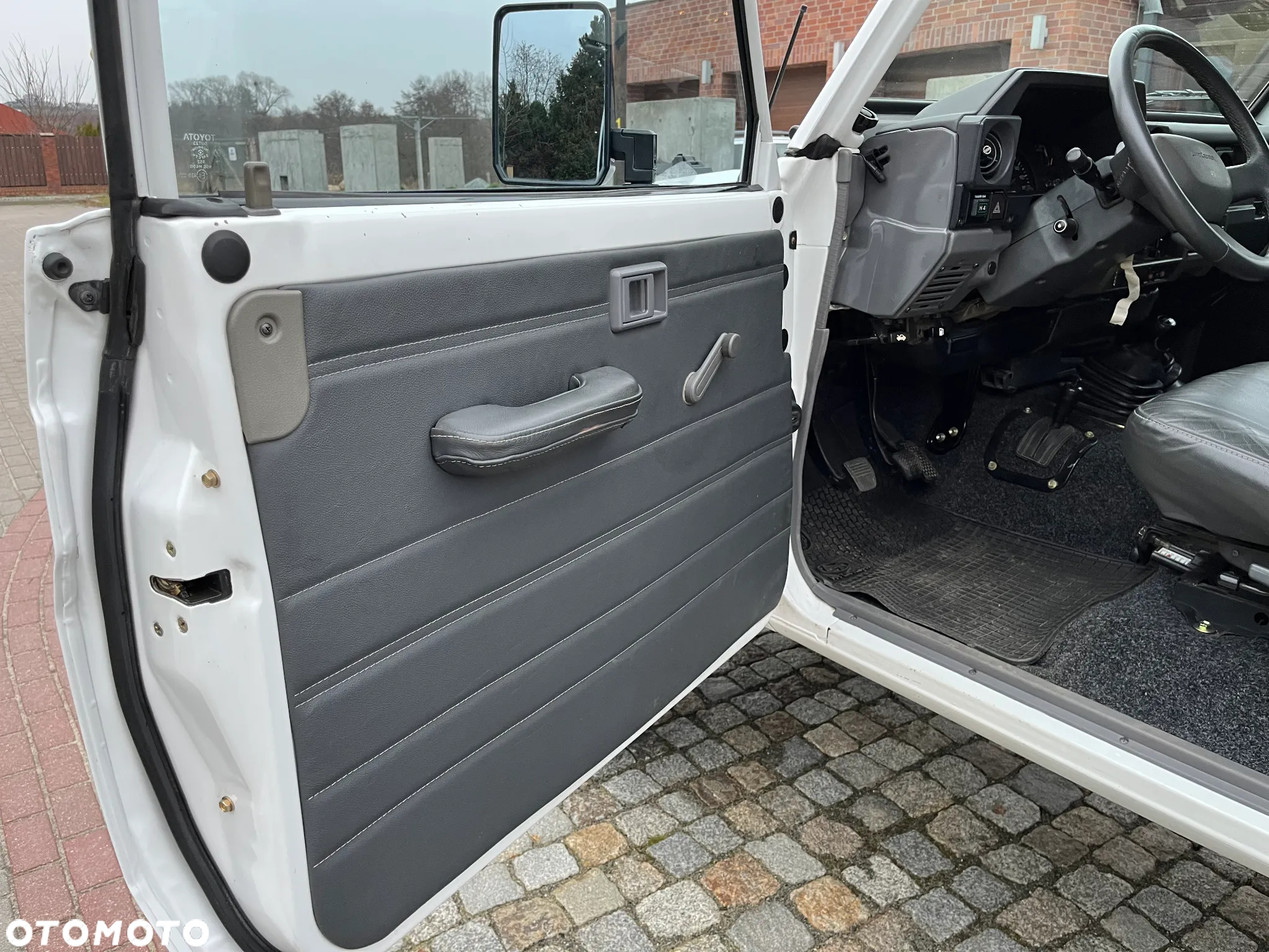Toyota Land Cruiser HT LX - 23