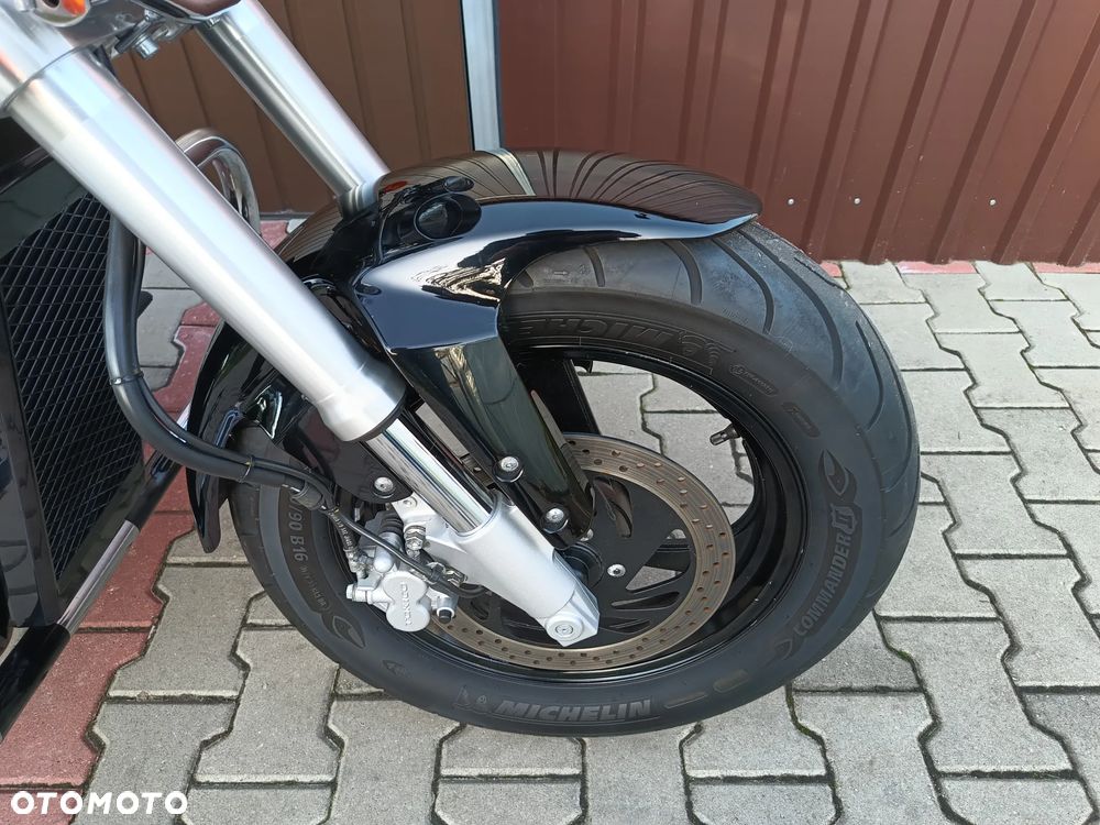 Suzuki Intruder - 18