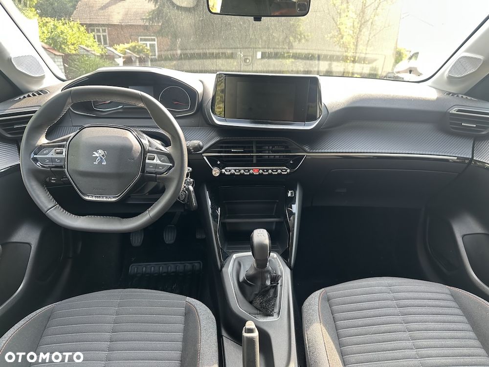 Peugeot 208 - 8