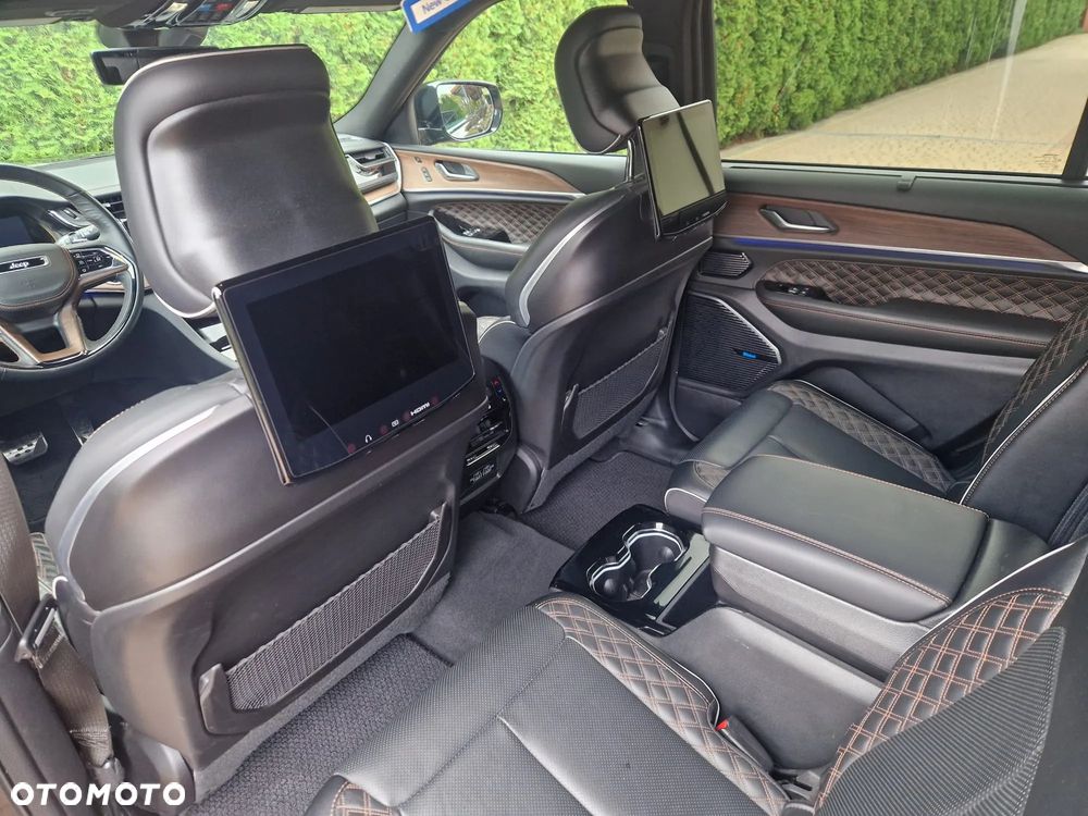 Jeep Grand Cherokee - 23