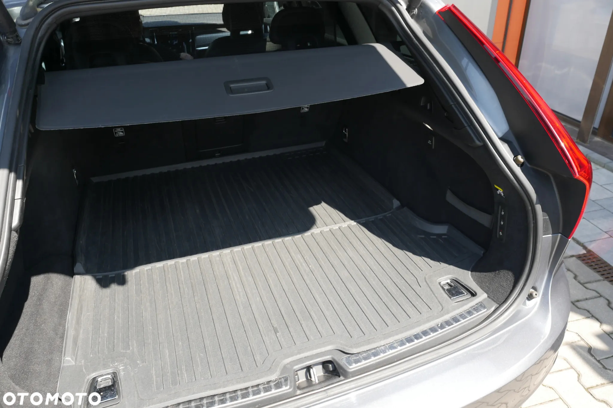 Volvo V90 D5 AWD R-Design - 25