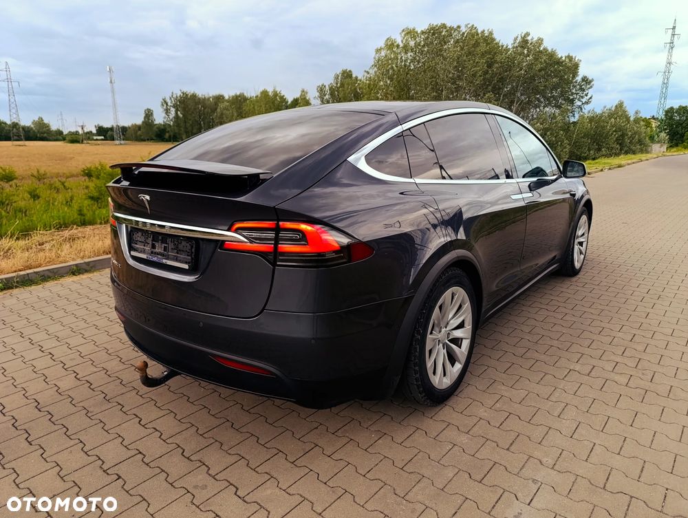 Tesla Model X - 22