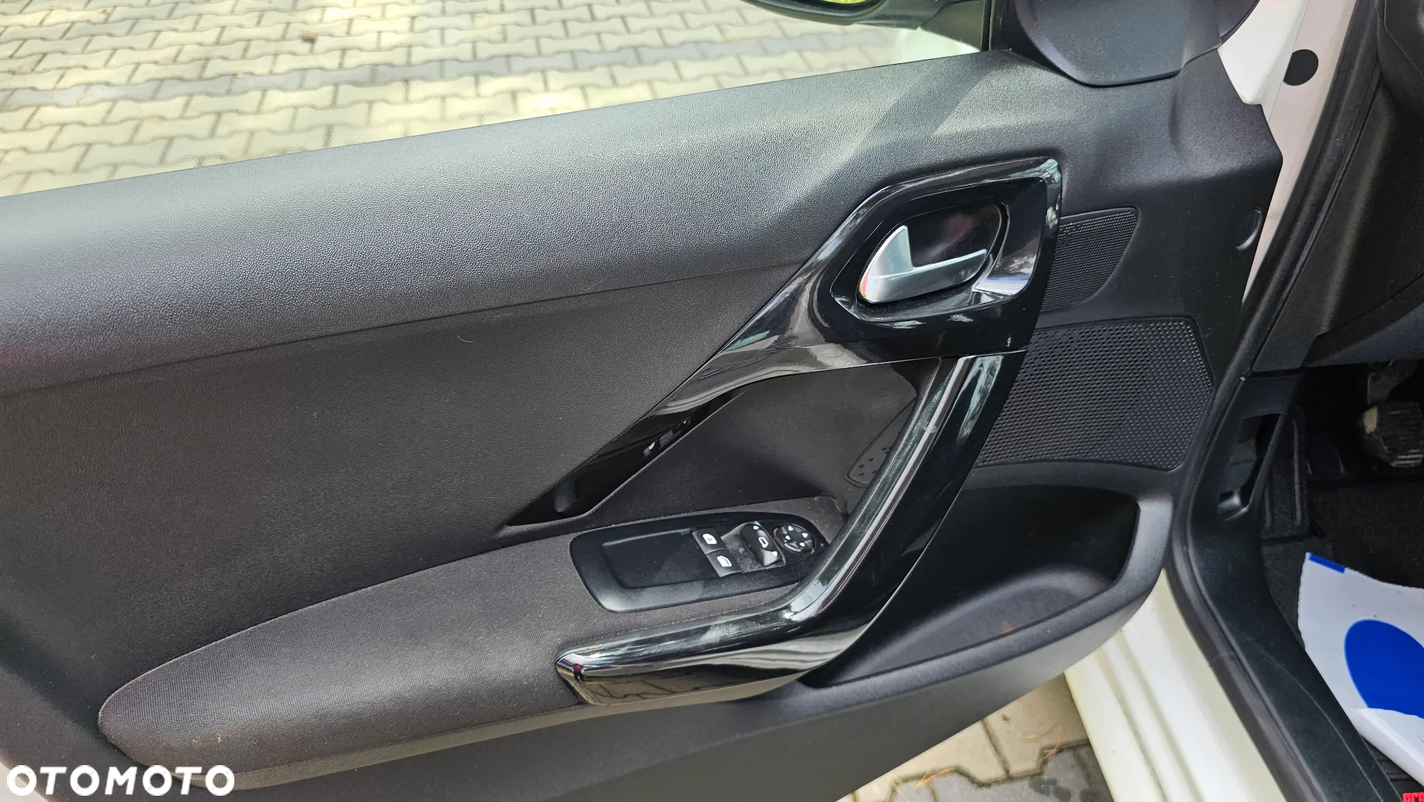 Peugeot 208 - 16