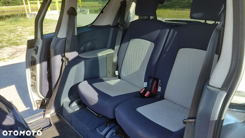 Peugeot 1007 - 11