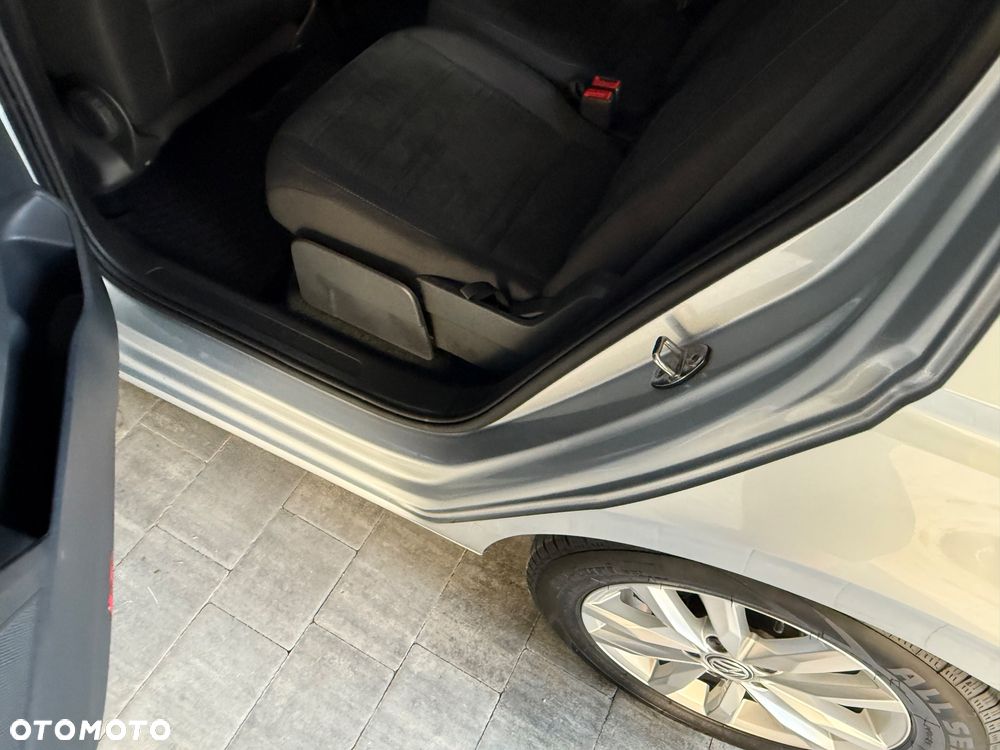 Volkswagen Touran - 12