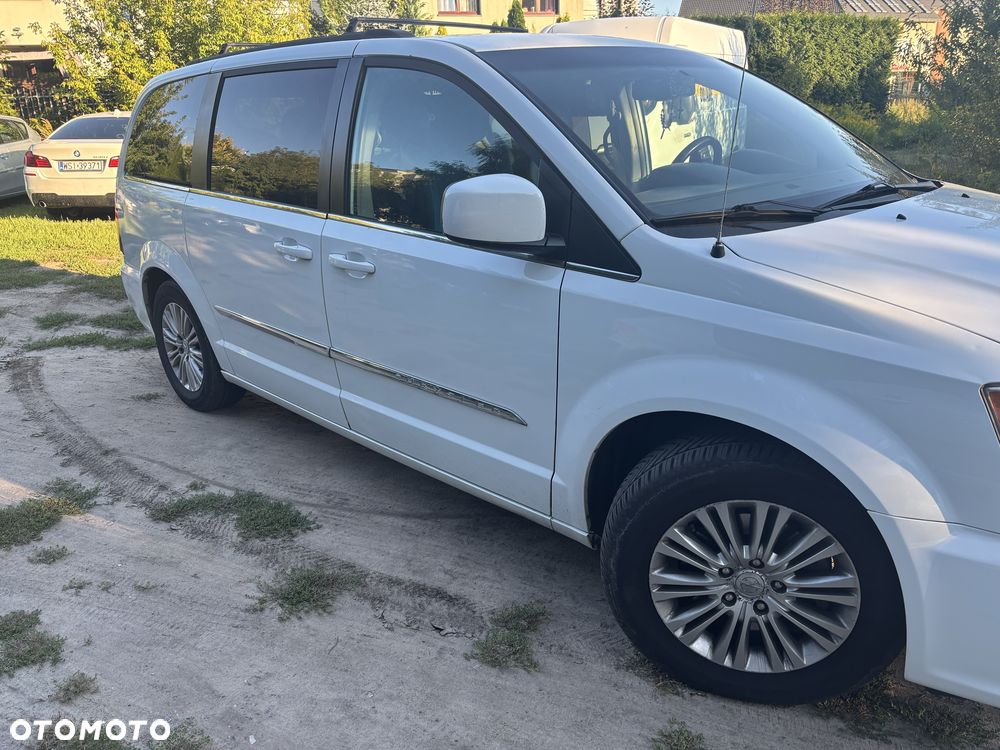 Chrysler Town & Country - 5