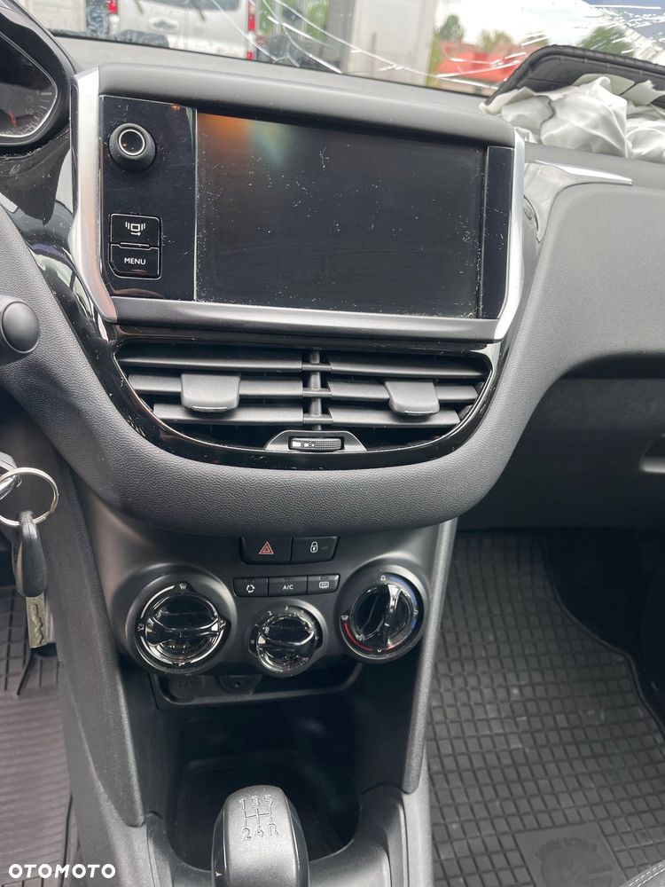 Peugeot 208 82 PureTech Style - 14