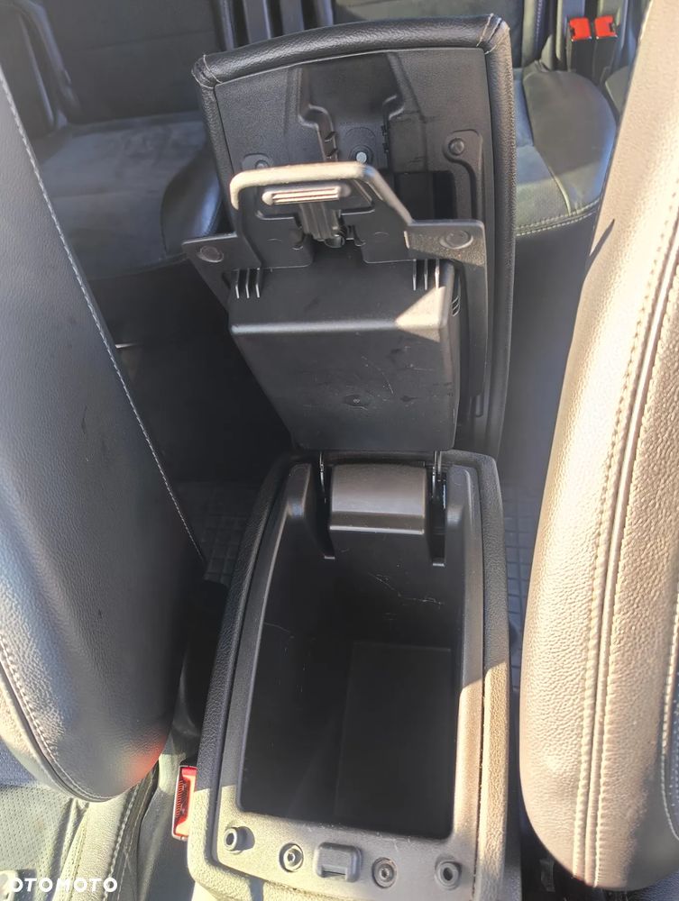 Ford Galaxy 2.2 TDCi DPF Titanium - 28