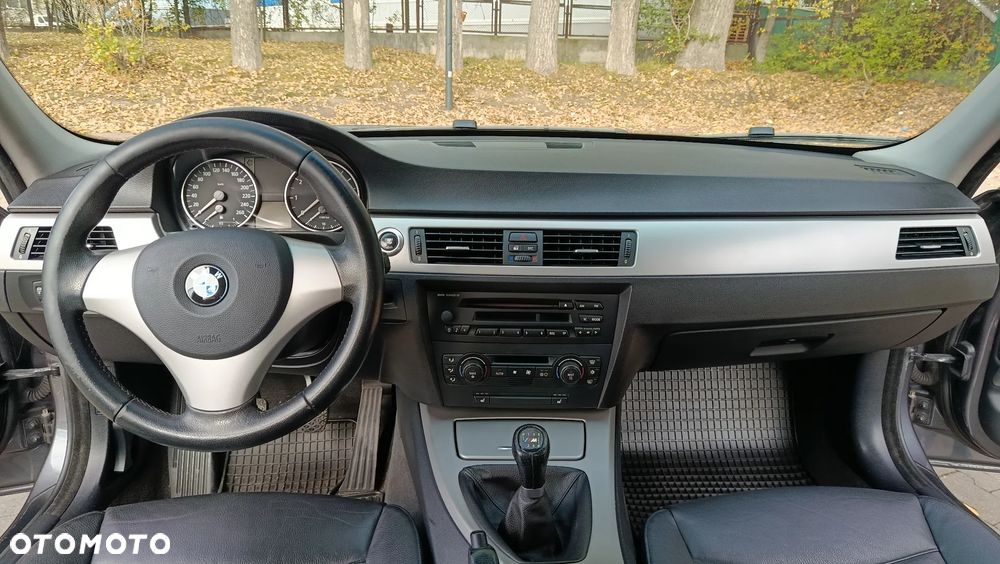 BMW Seria 3 318i - 3