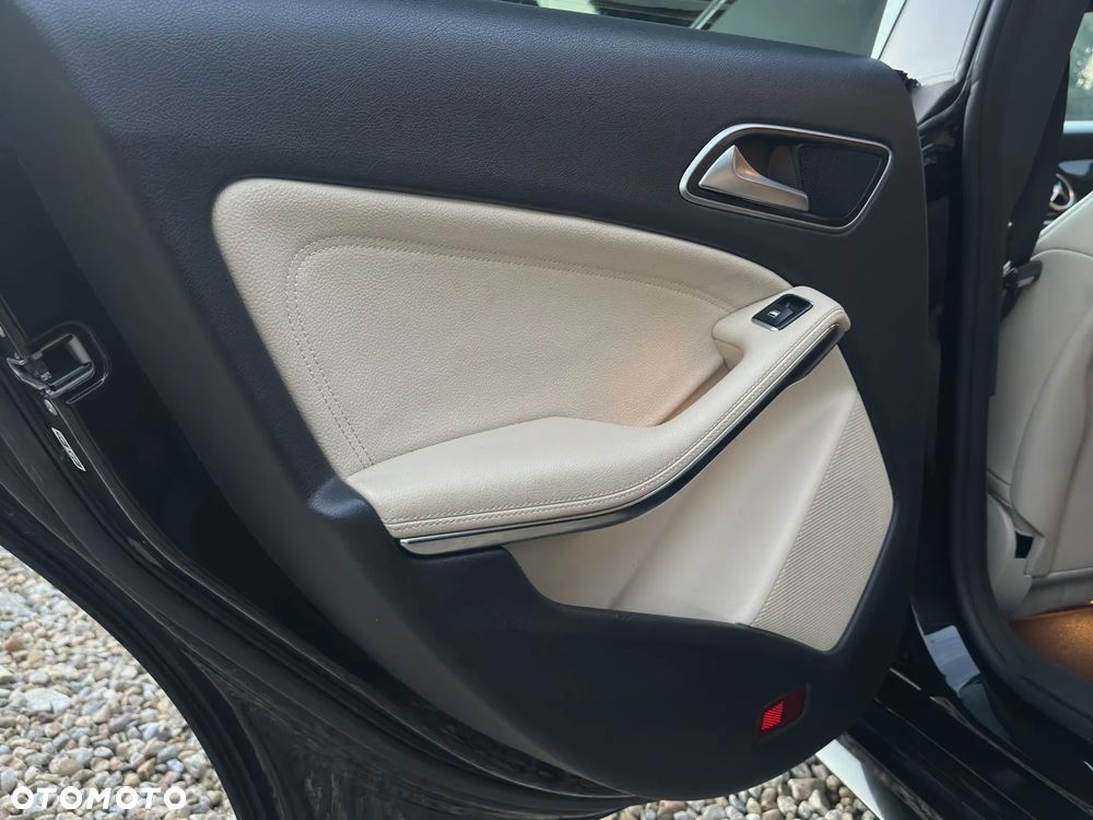 Mercedes-Benz CLA 250 4Matic 7G-DCT AMG Line - 14