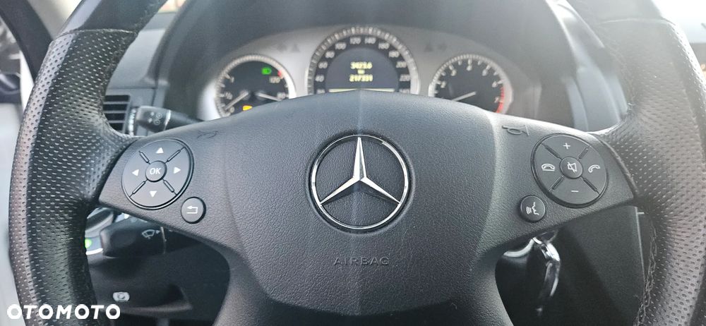 Mercedes-Benz Klasa C 180 BlueEFFICIENCY 7G-TRONIC Avantgarde - 33