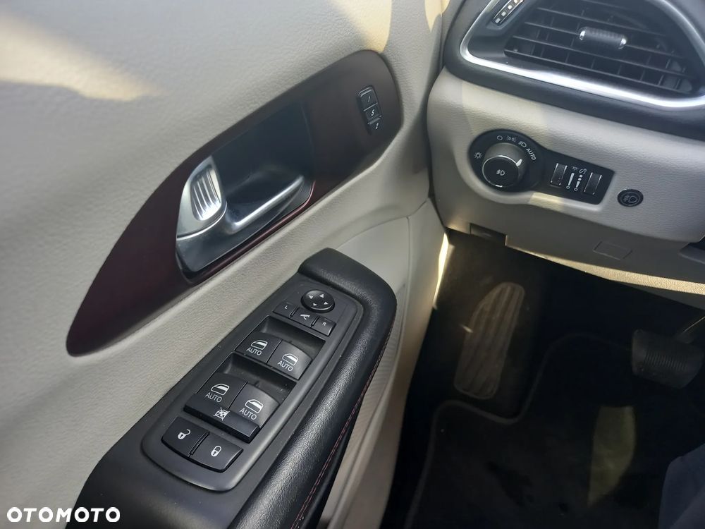 Chrysler Pacifica - 12
