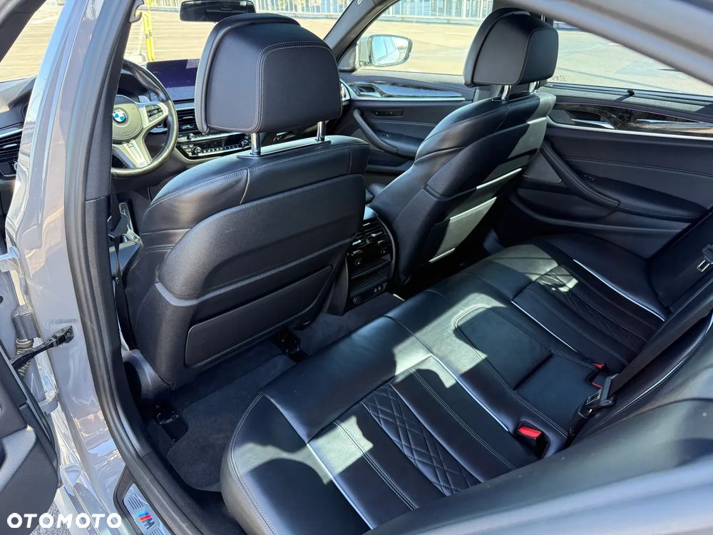 BMW Seria 5 M550i xDrive - 11