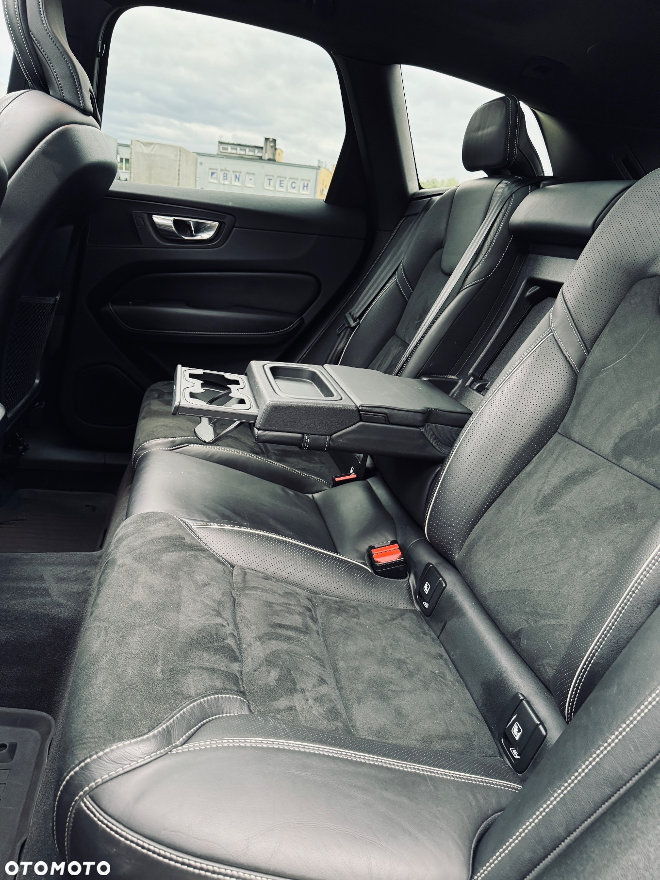 Volvo XC 60 D5 AWD R-Design - 26