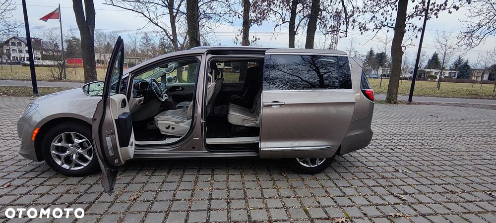 Chrysler Pacifica - 36