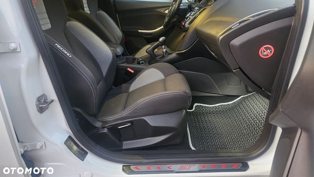 Ford Focus 2.0 EcoBoost ST mit Leder-Sport-Paket - 38