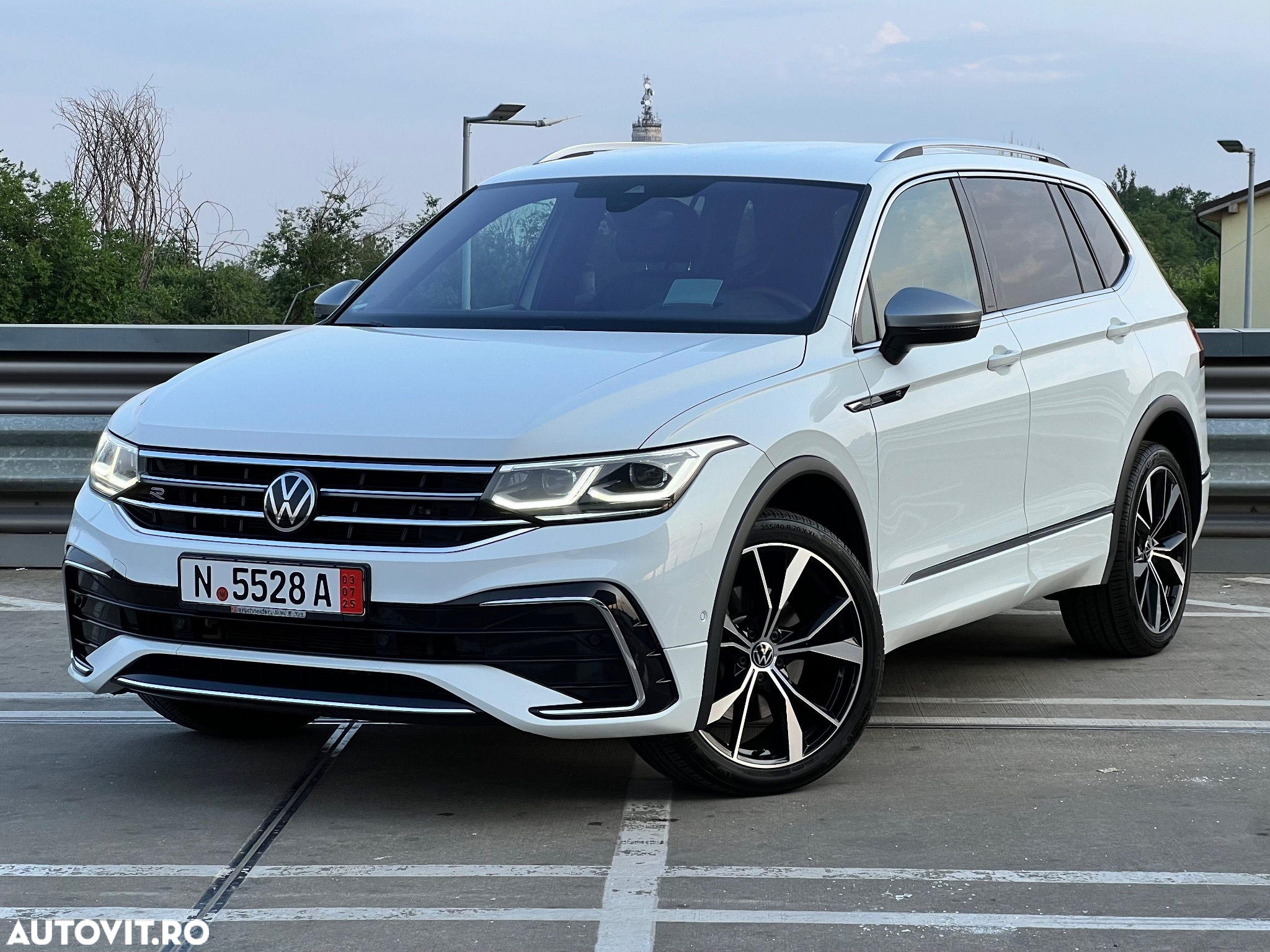 Volkswagen Tiguan Allspace 2.0 TDI 4Mot DSG R-Line - 2