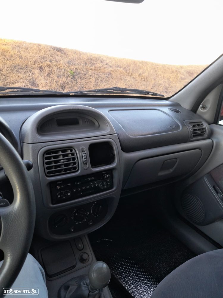 Renault Clio 1.2 16V Campus - 8