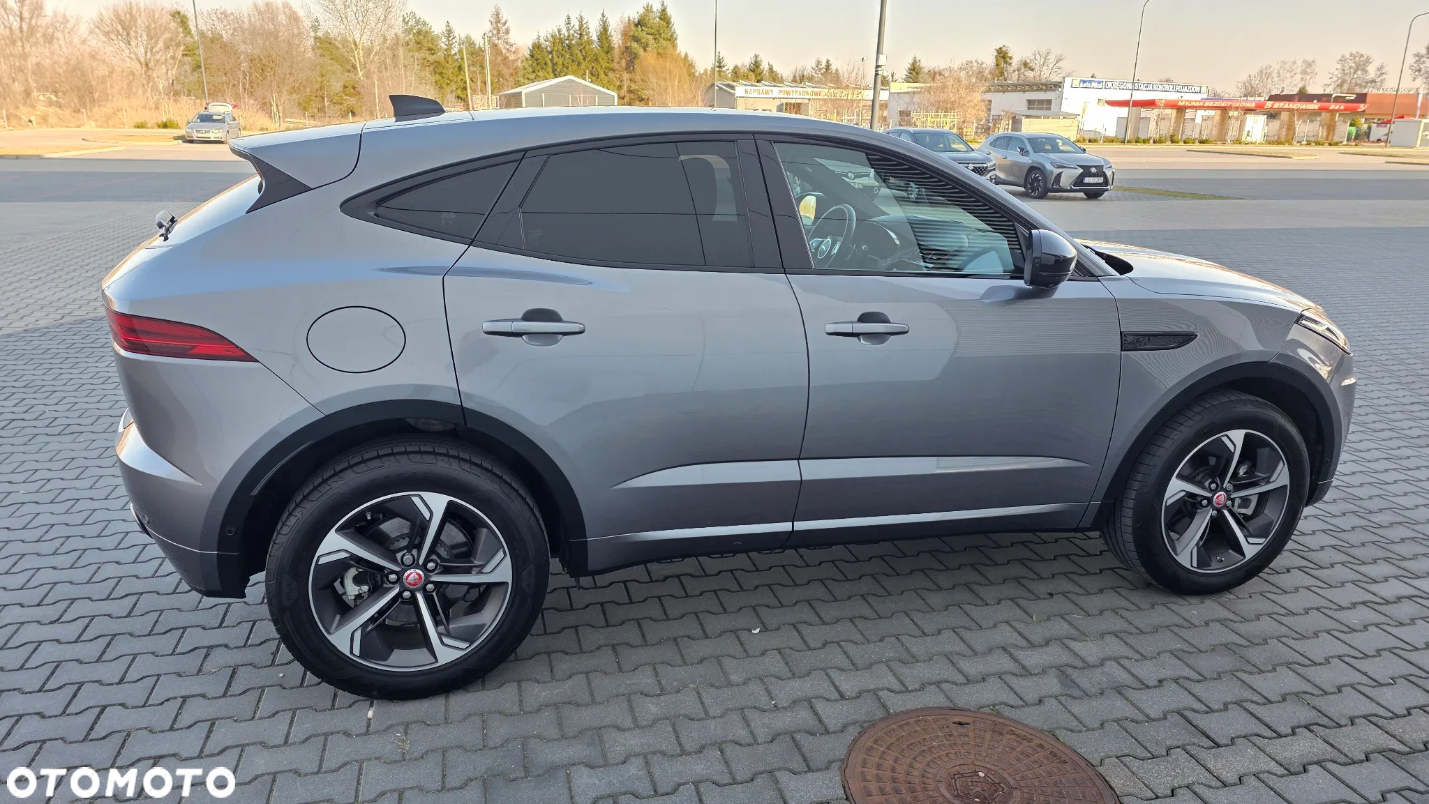 Jaguar E-Pace P250 AWD R-Dynamic Black - 4