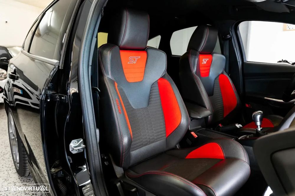 Ford Focus 2.0 EcoBoost ST c/ Pack Pele Desportiva - 42